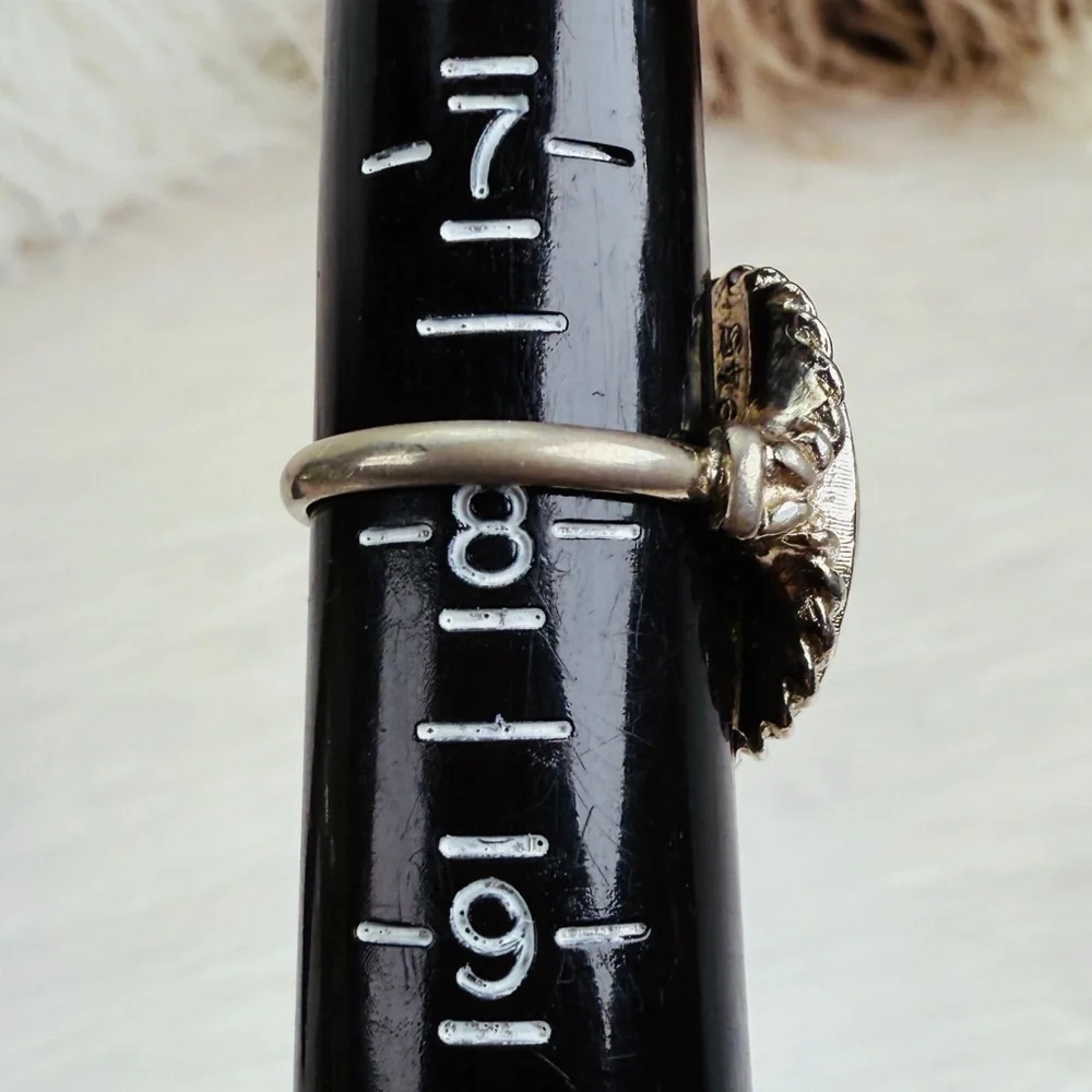 Vintage size 7.75 Silvertone Cabachon ring